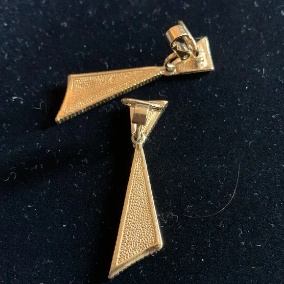 Vintage D’orlan gold plated 1.5” clip earrings with mini gemstones and pearls - Picture 8 of 8